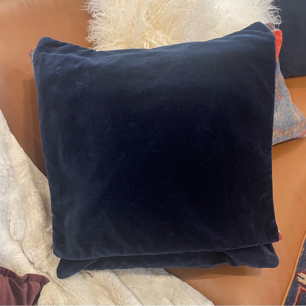 2/ Vevet Pillow Covers
Navy Color